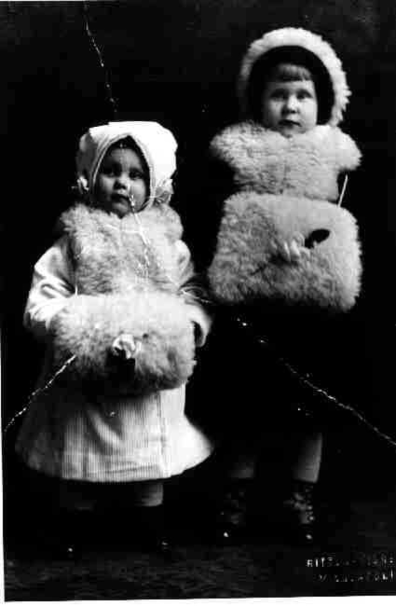 Portrett av to små jenter