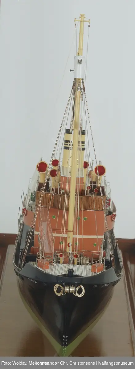 Helmodell av hvalbåt "Star VI/VII", i mahognymonter.
Skipsmodell i glassmonter.