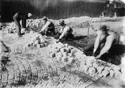 Brolegging av en av byens gater.