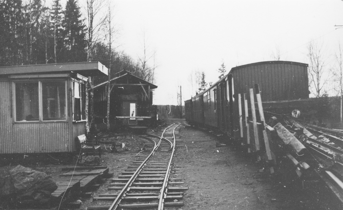 Bingsfoss stasjon var museumsbanens hovedbase og hensettingsområde de første årene. Skinnemateriellet på vognen til høyre var hentet langs den nedlagte banen.