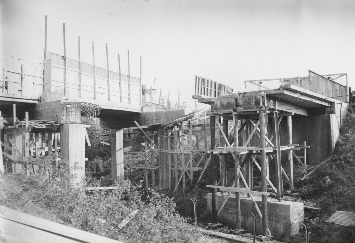 Bygging av ny bro over Kongsvingerbanen for riksvei 171.