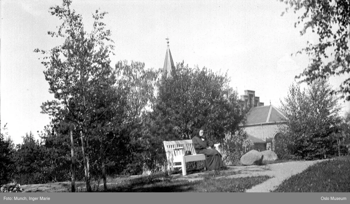 park, benk, kvinne, Nordstrand kirke