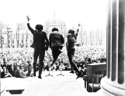 plass, søyler, podium, popgruppe The Key Brothers, popkonser