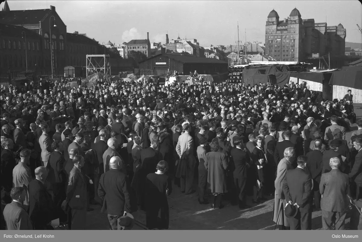 avduking av minnetavle over medlemmer av Oslo bryggearbeideres forening, mennesker; Hovedarsenalet, Oslo Havnelager, vareskur nr. 45