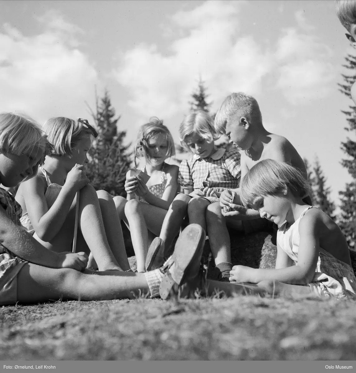 Norsk Folkehjelps feriekoloni Syverud, barn, kortspill