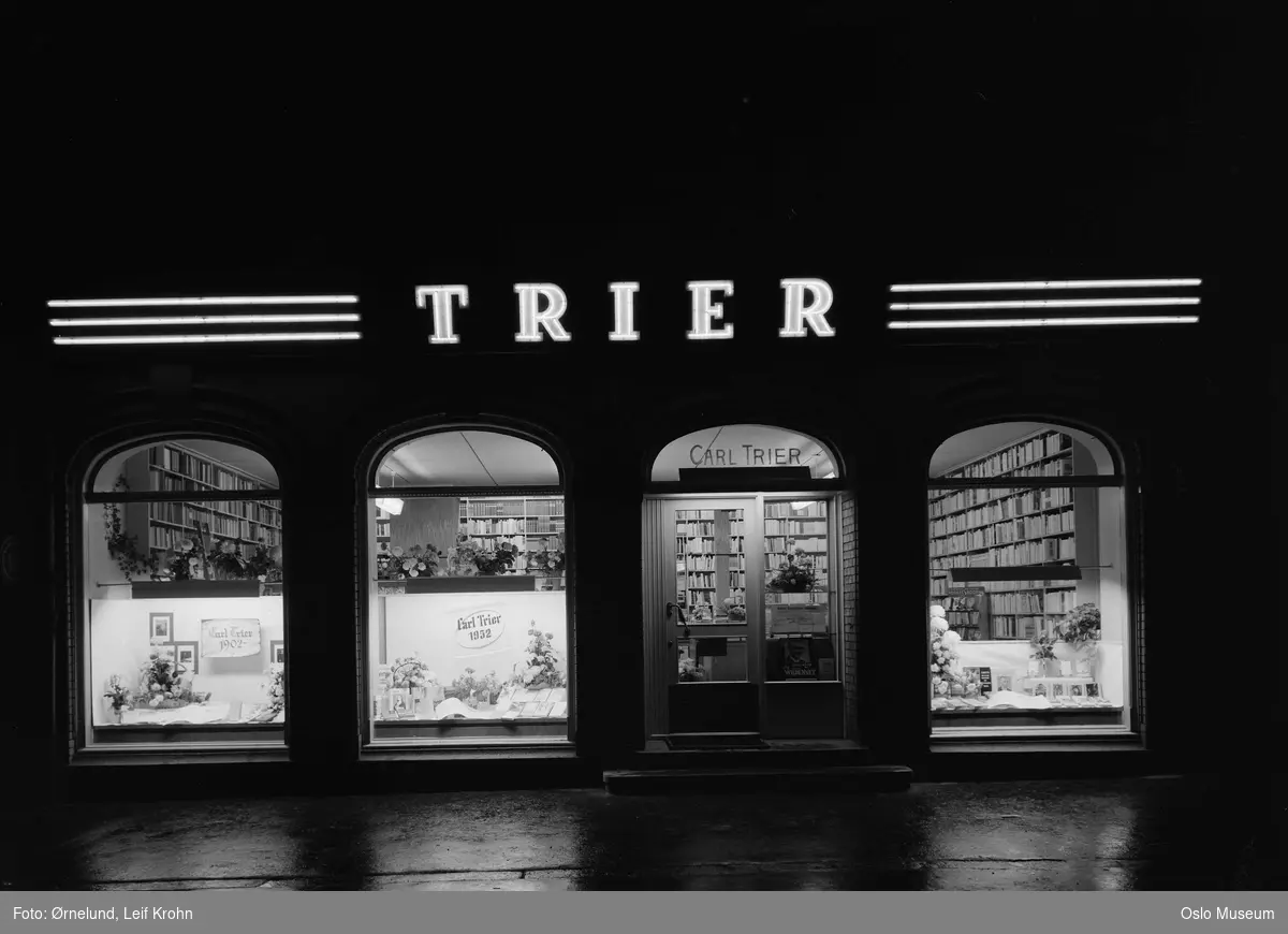 Triers bokhandel, utstillingsvinduer, inngangsparti, kveldslys, 50-årsjubileum