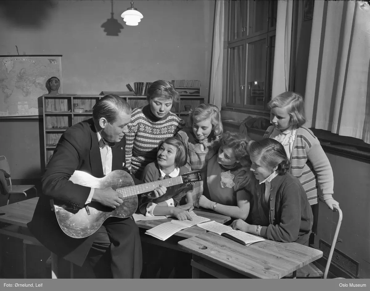 Abildsø skole, interiør, klasserom, mann, gitarlærer, jenter6, gitarspill