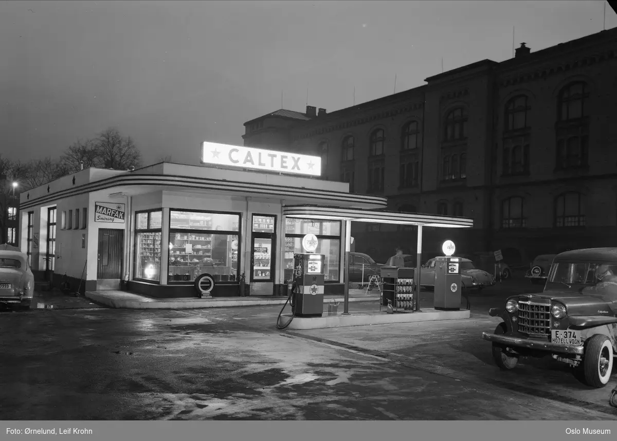 Caltex bensinstasjon, biler, Historisk museum, nattemørke