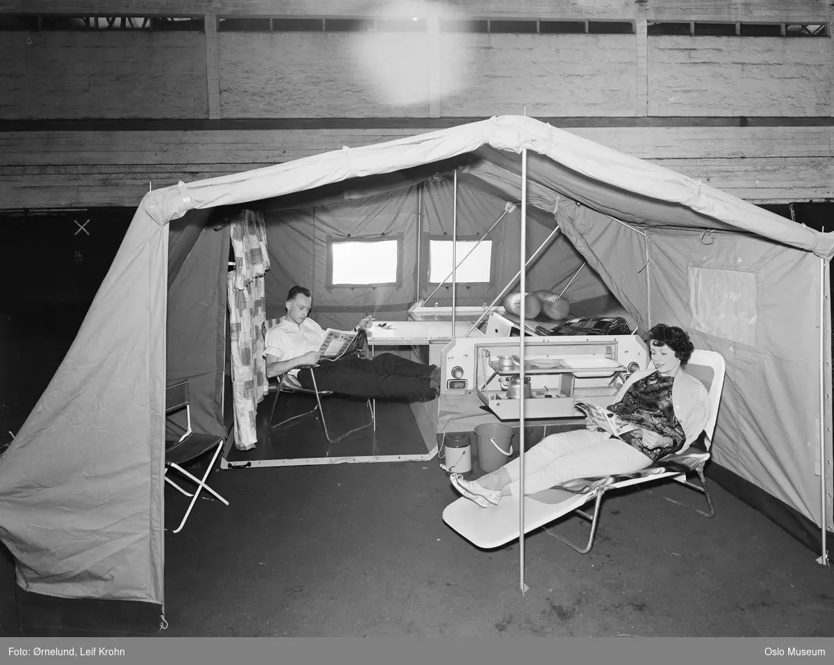 campingtilhenger Campfix, oppslått telt, kvinne, mann