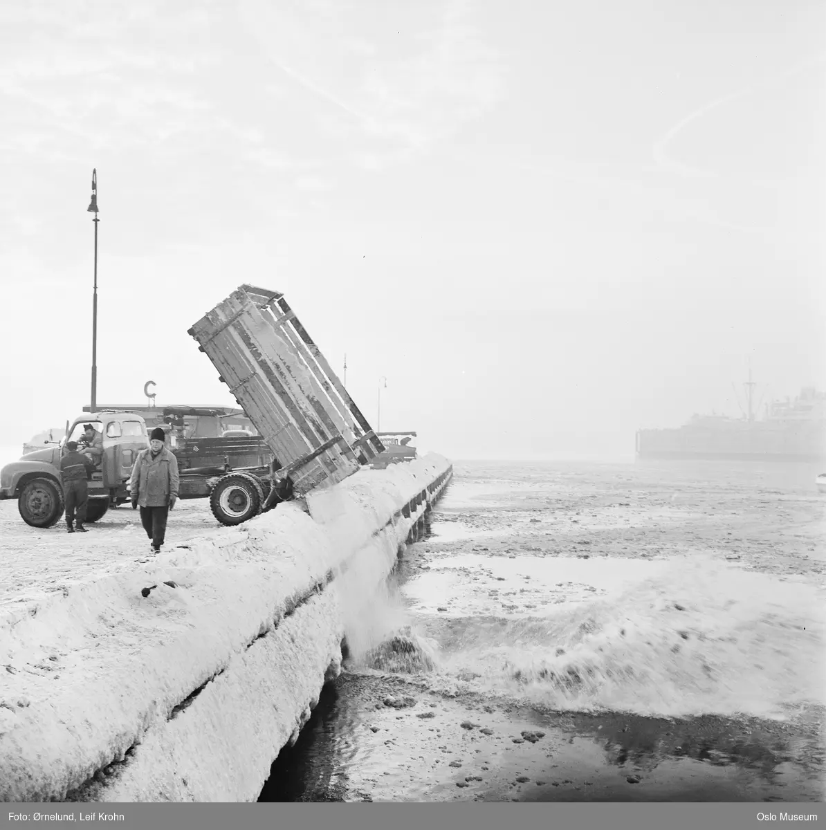 havn, lastebil, dumping av snø i fjorden