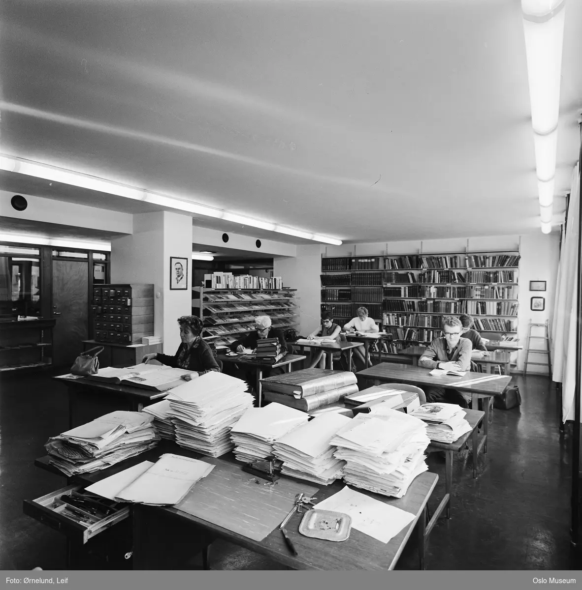 Arbeiderbevegelsens arkiv, interiør, lesesal, menn, kvinner