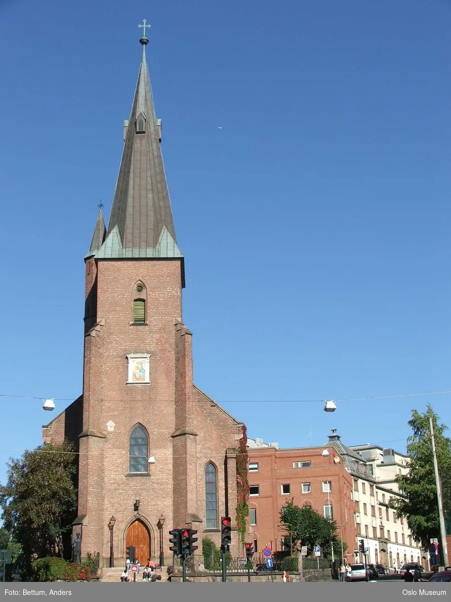 St. Olav Domkirke, interiør, eksteriør, kirkespir, helgener, alter, glassmosaikk, hvelving, nisje, skriftestol, døpefont