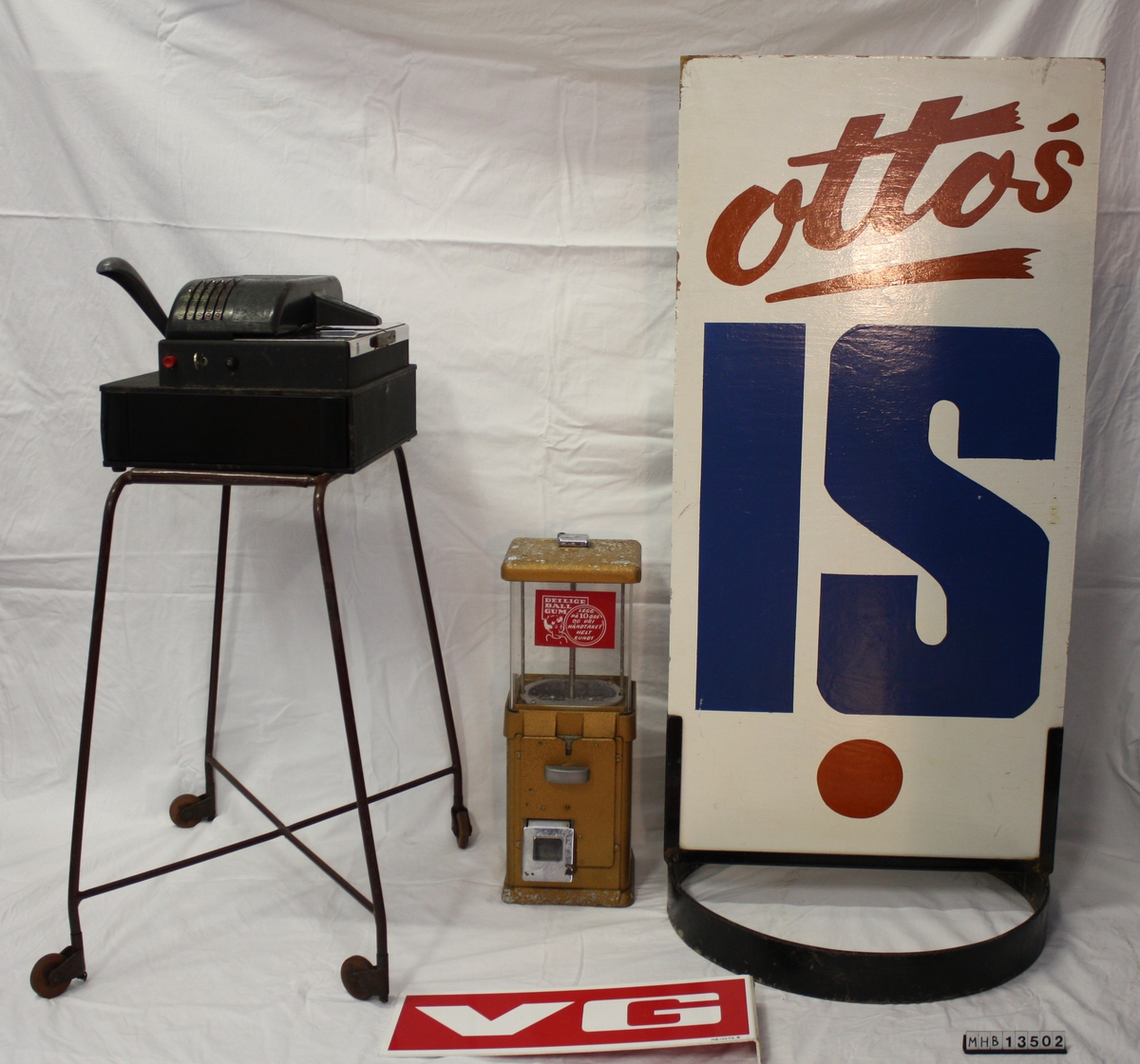 Reklameskilt for Otto is, reklameskilt for VG, tippemaskin og tyggegummimaskin.