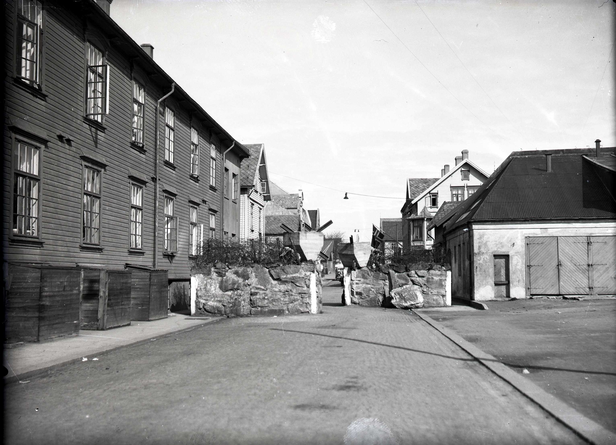 Sperring i Sørhauggt. Til v. Sentrumsheimen, Sørhauggt. 100.