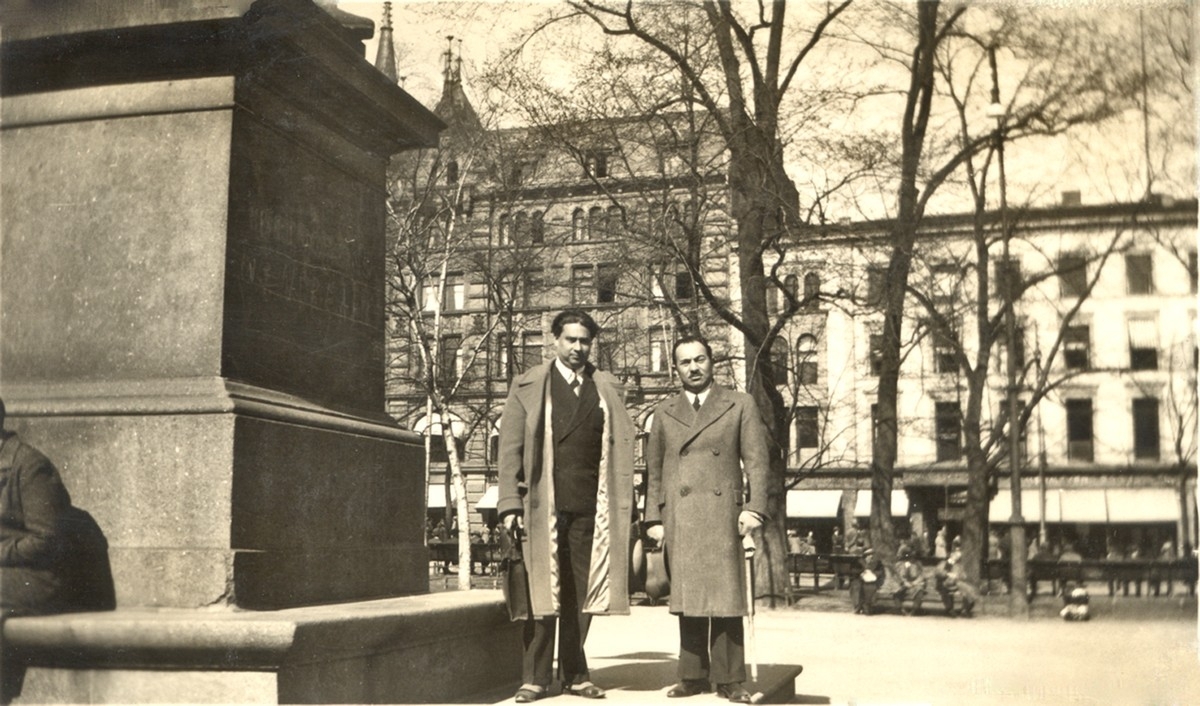 Moritz Rabinowitz og Goldberg ved statuen av Henrik Wergeland ...