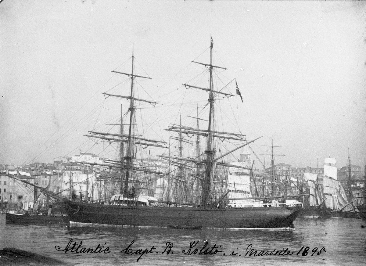 Briggen "Atlantic" ankret opp i havnen ved Marseille i Frankrike. Det er et stort antall seilskip i bakgrunnen.