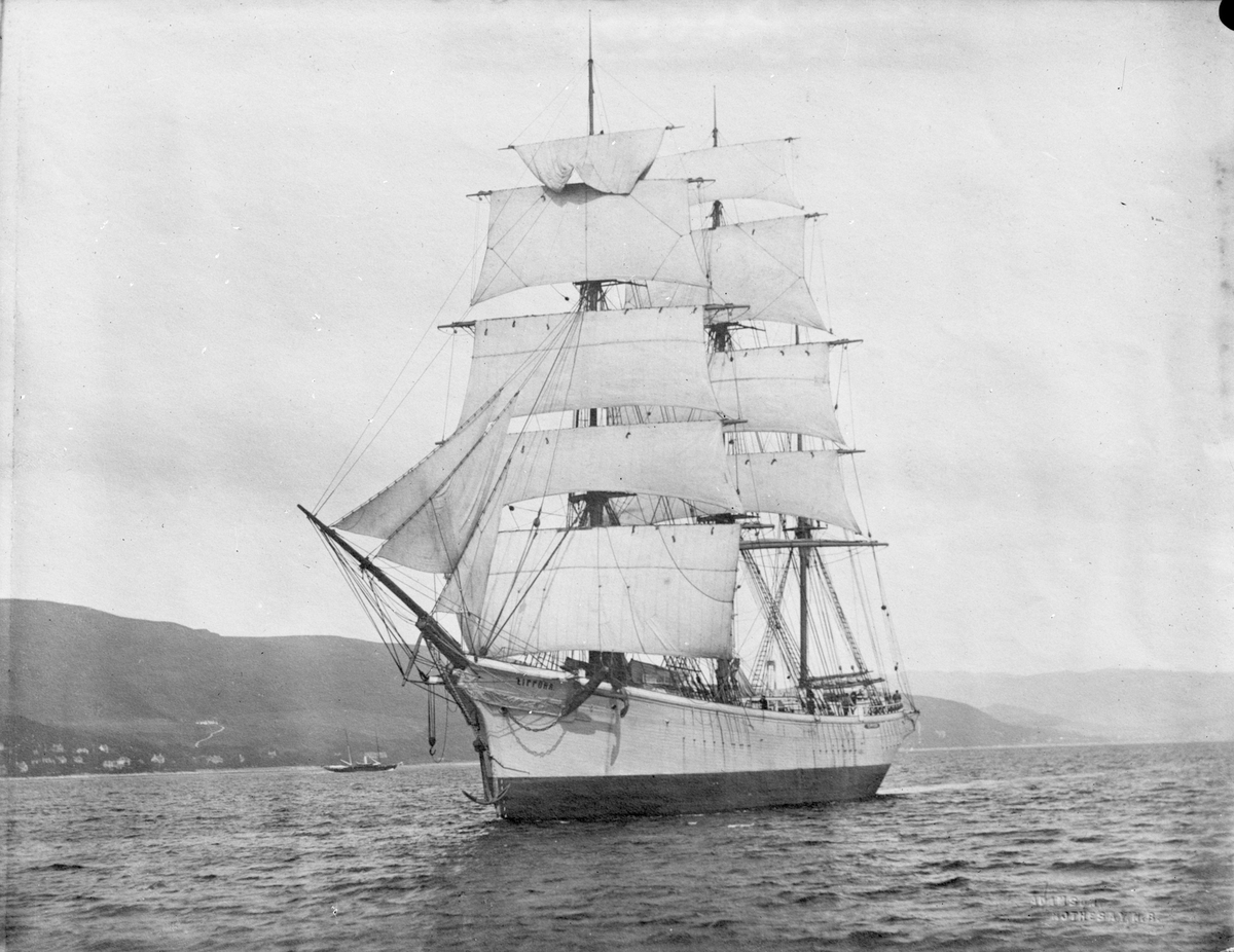 Barken, tidligere fullrigger, "Zippora" på vei langs kysten i rolig sjø. I bakgrunnen seiler et annet skip.