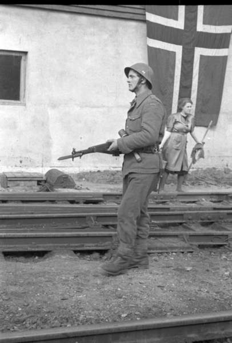 Norsk soldat på vakt utenfor Stilverksbygningen, Narvik stasjon, Ofotbanen.