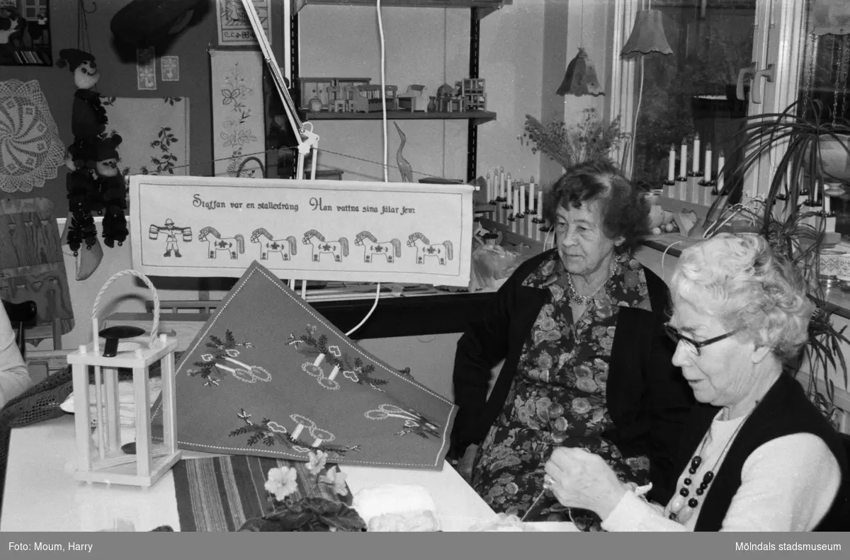 Aktiviteter för äldre på Våmmedalsvägens dagcentral i Kållered, år 1984. "Maja Brattberg och Valborg Nilsson med julsaker i Vommedal."

För mer information om bilden se under tilläggsinformation.