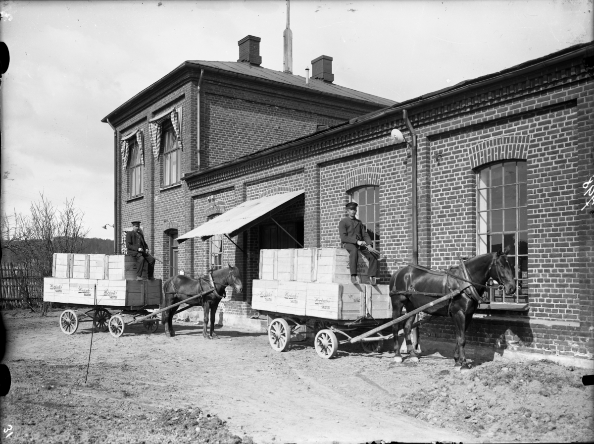 Skiensfjordens Skofabrikk. Hester med vogn.