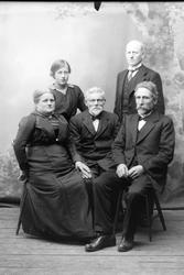 Studioportrett av fem personer i helfigur.