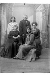 Studioportrett av fem personer i helfigur.