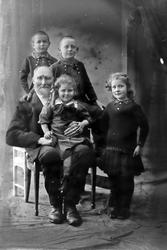 Studioportrett av bestefar med barnebarn.