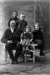 Studioportrett av bestefar med barnebarn.