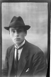 Studioportrett i halvfigur av Kristian A. Nilsen.