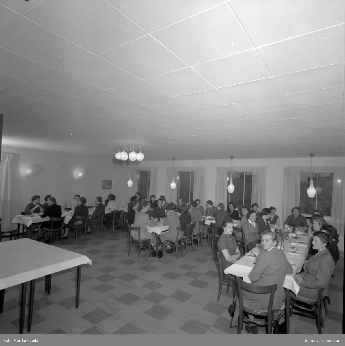 Kvinnliga postkassörskor håller möte i Sundsvall.