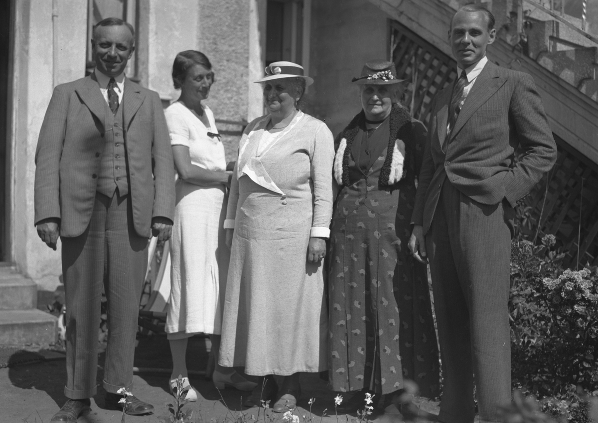 To menn og tre kvinner utenfor Lyng Olsens hus i Parken 18 Juli 1935. Kragerø