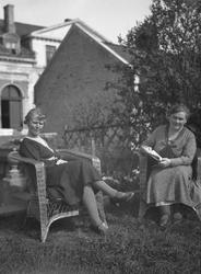 To damer i hagen hos Lyng Olsen i Parken 1935. kragerø