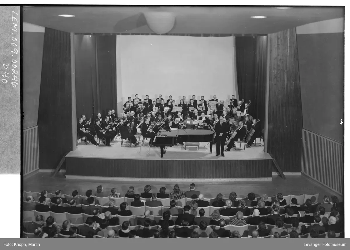 Symfoniorkesteret i Kinosalen på Steinkjer, 1952.  I