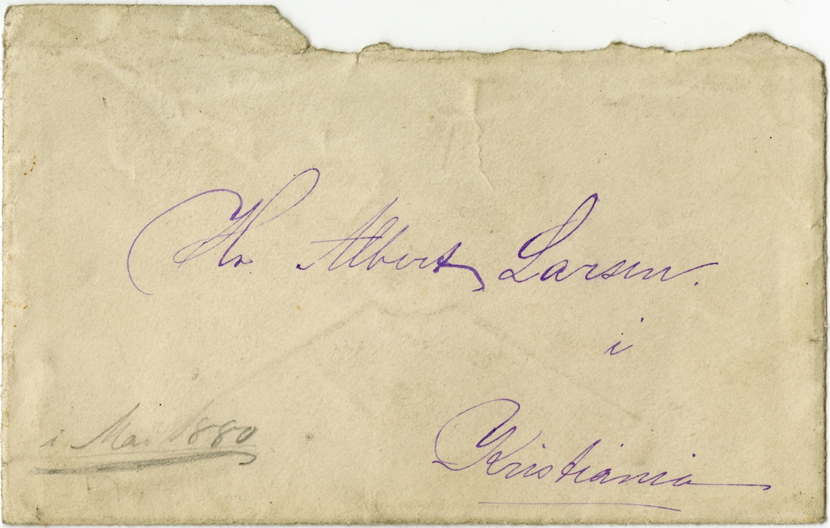 Visittkort med portrett av Hilma Bing. På baksiden står det skrevet "Tusind Tak! Hilsen fra".  Kortet ligger i en konvolutt med påskriften "Hr Albert Larsen i Christiania" og "Mai 1880" på forsiden. Vedlagt ligger også et bilde av en bygning fra Wien. På baksiden står det skrevet "Mottaget i  München 10/2 88". Fra gjørtlerfirmaet C. P. Larsens arkiv.