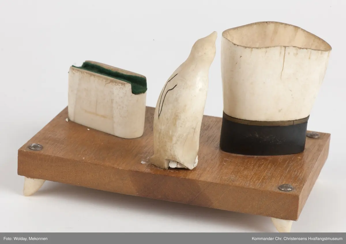 Rektangulær treplate, dekorert med  utskåret pingvin, fyrstikkholder og sigarettholder (ant.) i hvaltann.