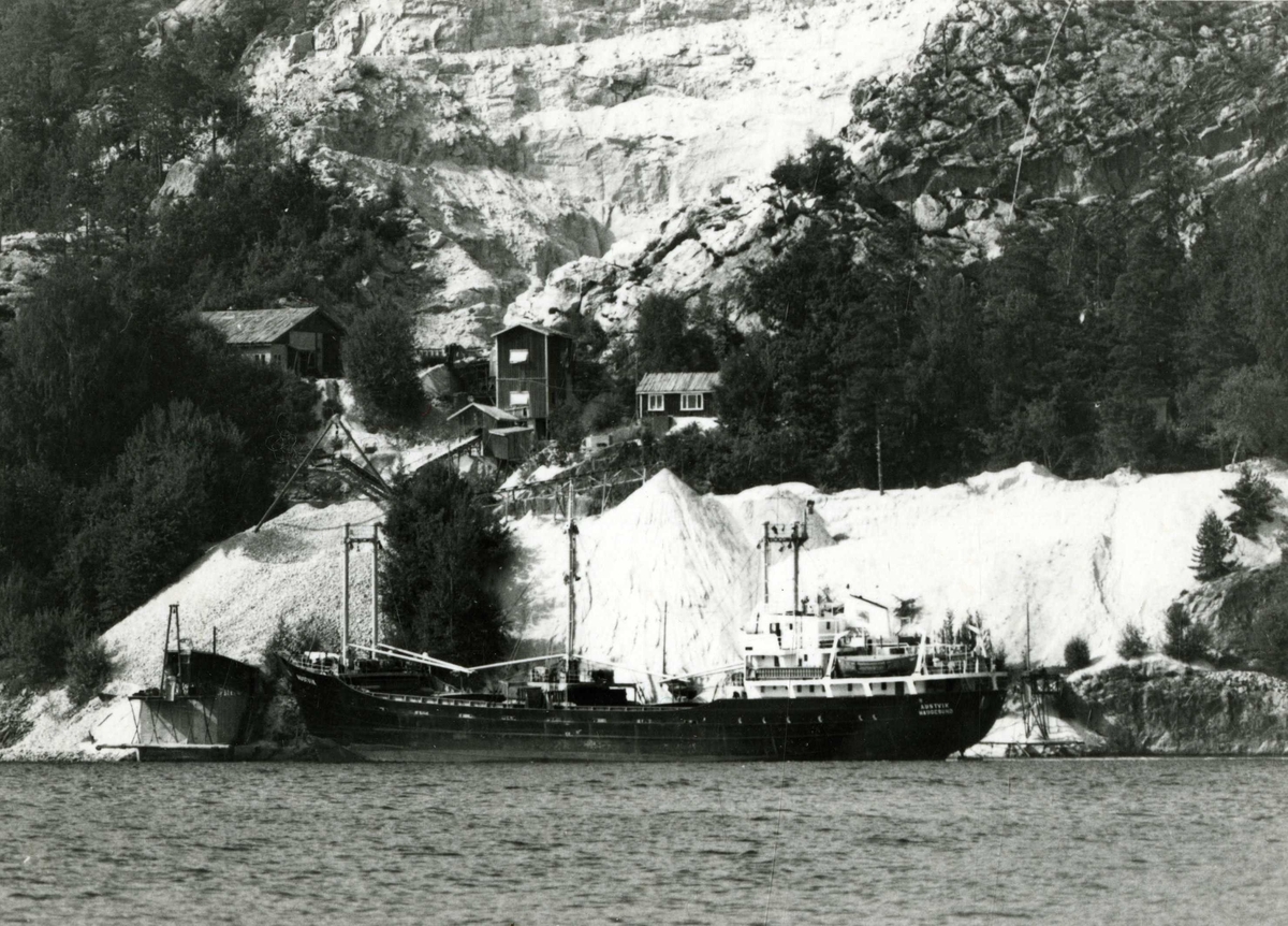 Båt ligger til lasting ved Snekkevik steinbrudd.