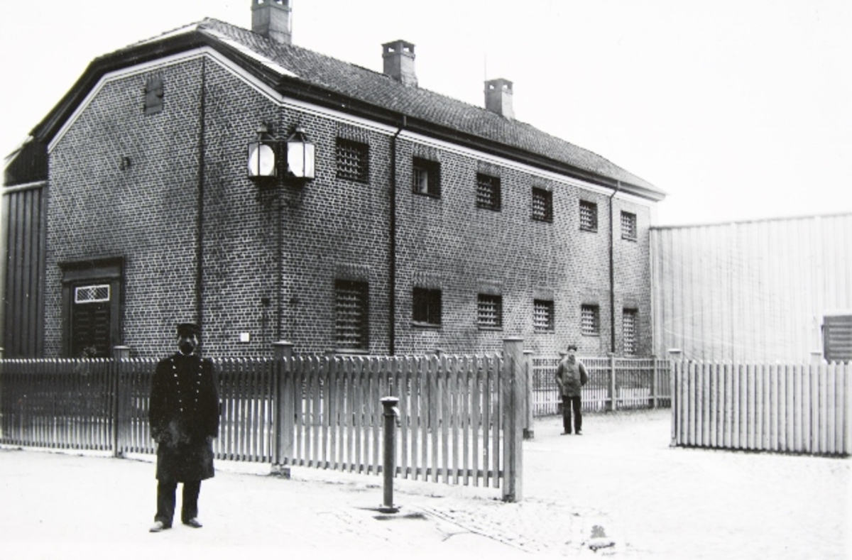 Blått album med sorte sider- Omtrent 50 sort-hvite fotografier innlimt. 9 løse bilder. Bildene forestiller ulike fengseler i Trondheim, både eksteriør og interiør, samt bilder av ansatte.