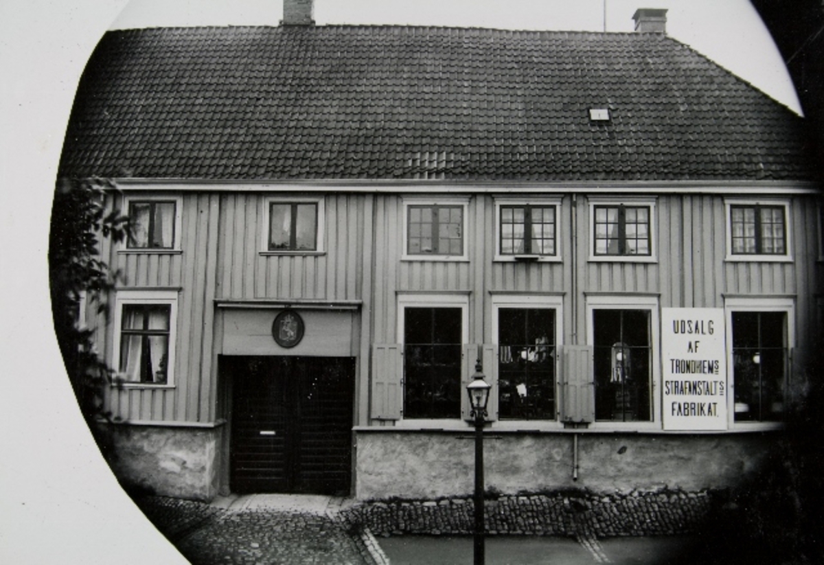 Blått album med sorte sider- Omtrent 50 sort-hvite fotografier innlimt. 9 løse bilder. Bildene forestiller ulike fengseler i Trondheim, både eksteriør og interiør, samt bilder av ansatte.