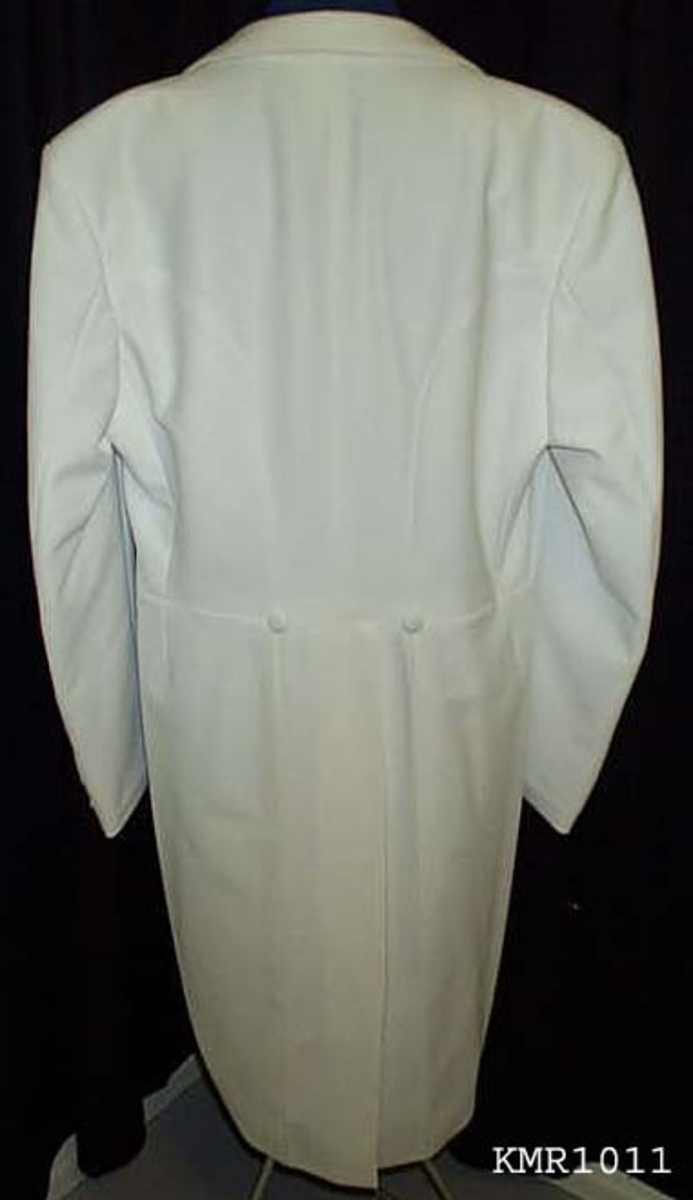  Dress til brudgom, smoking, dress, jakke og bukse: Jakker i hvitt stoff med silkeslag, en brystlomme, buksen er i enkle fasong med silkebånd på siden. 