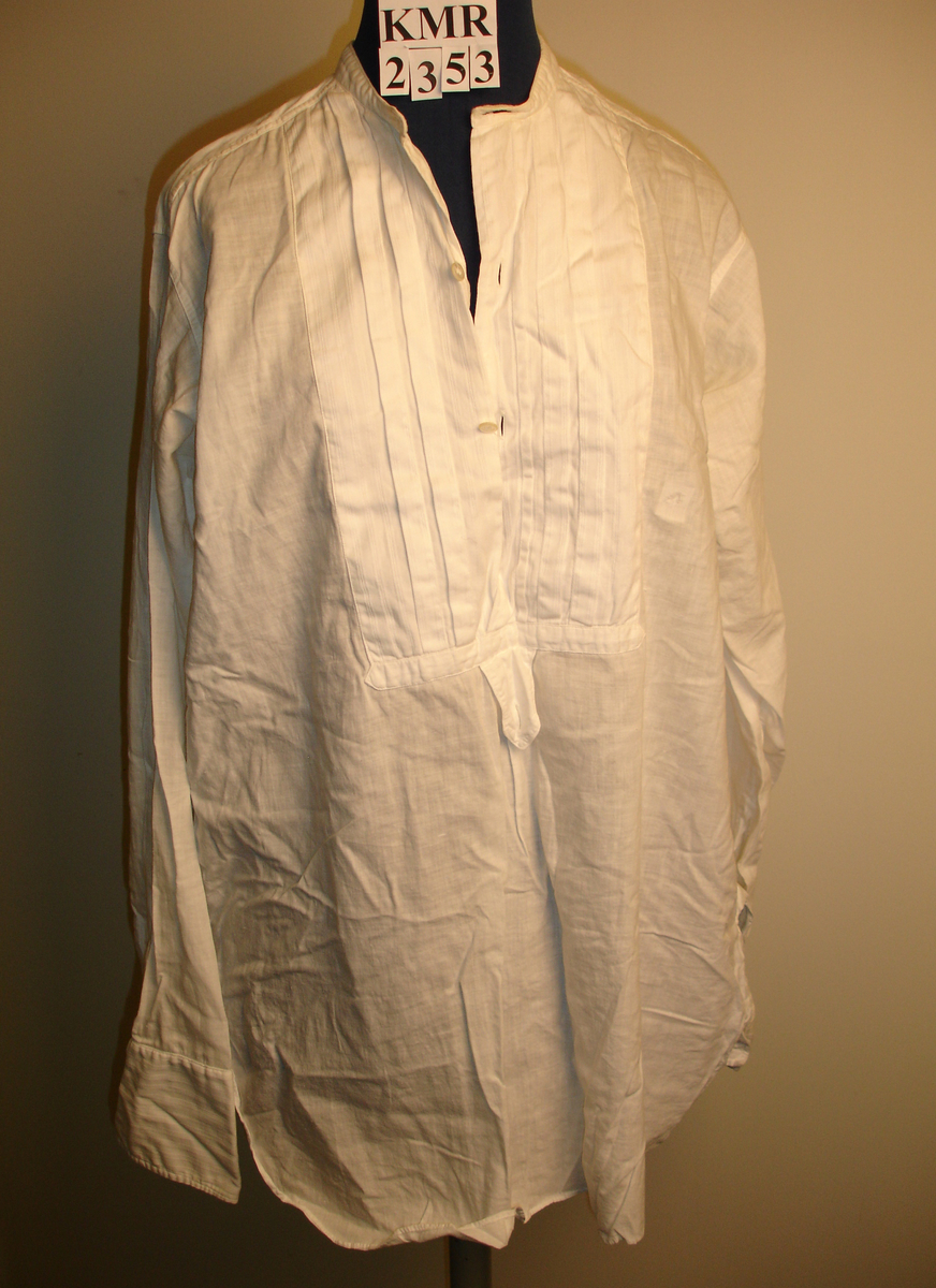 Herreskjorte i hvit bomull med innfelt plissert bryststykke.