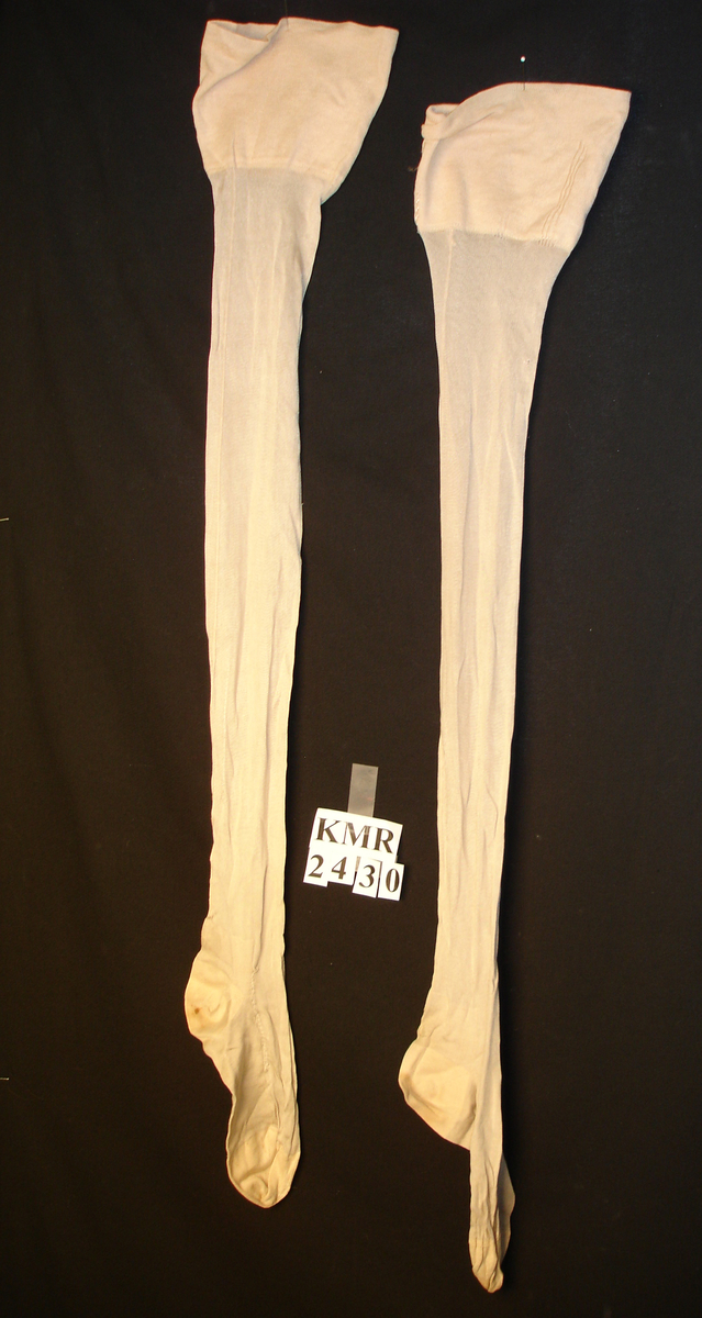 Et par strømper med bomull på hæl og tå, samt øverste delen av strømpen.