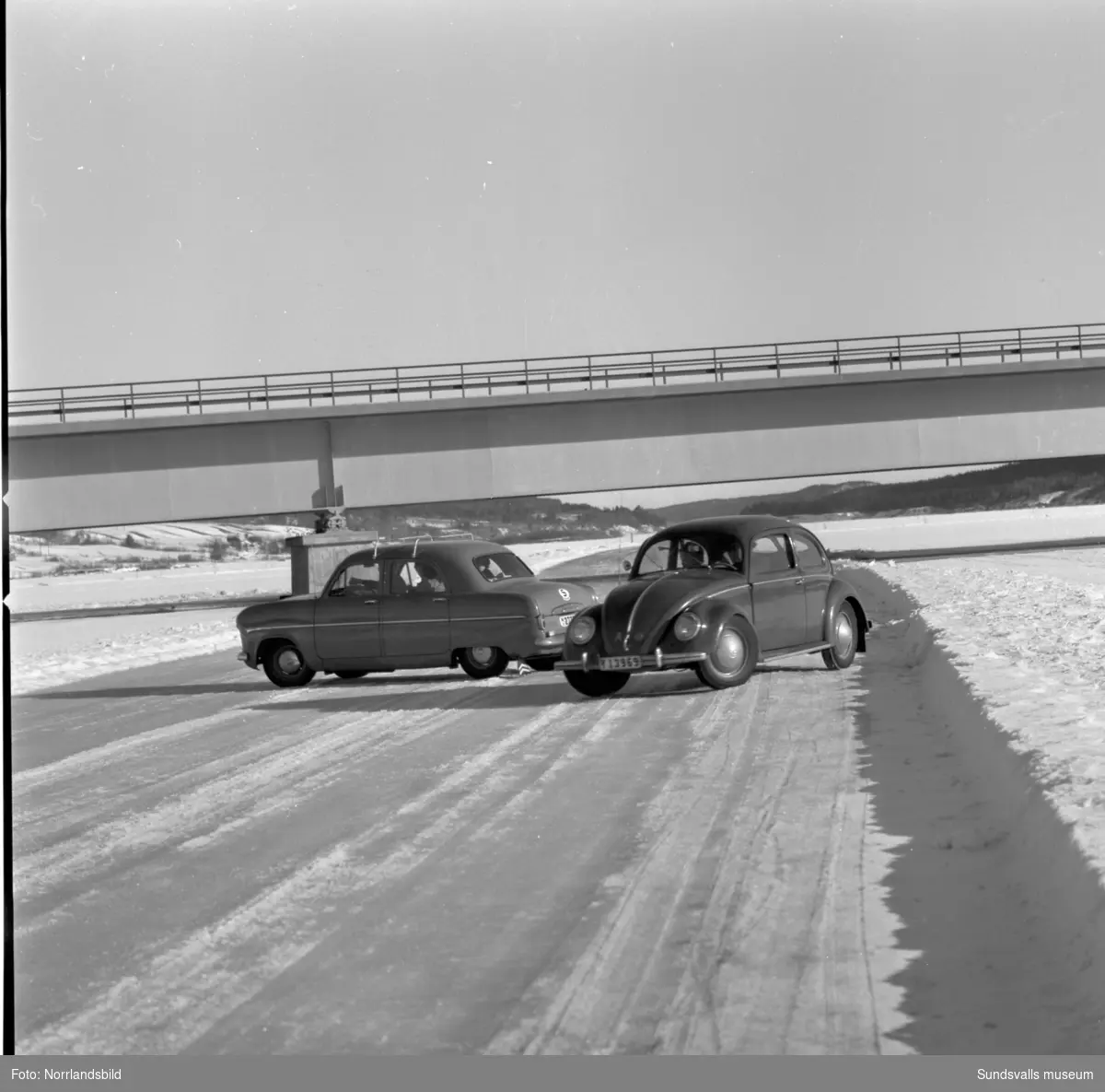 En bilväg är upplogad på Indalsälvens is mellan Bergeforsen och Järkvissle. Men man kör där på egen risk!