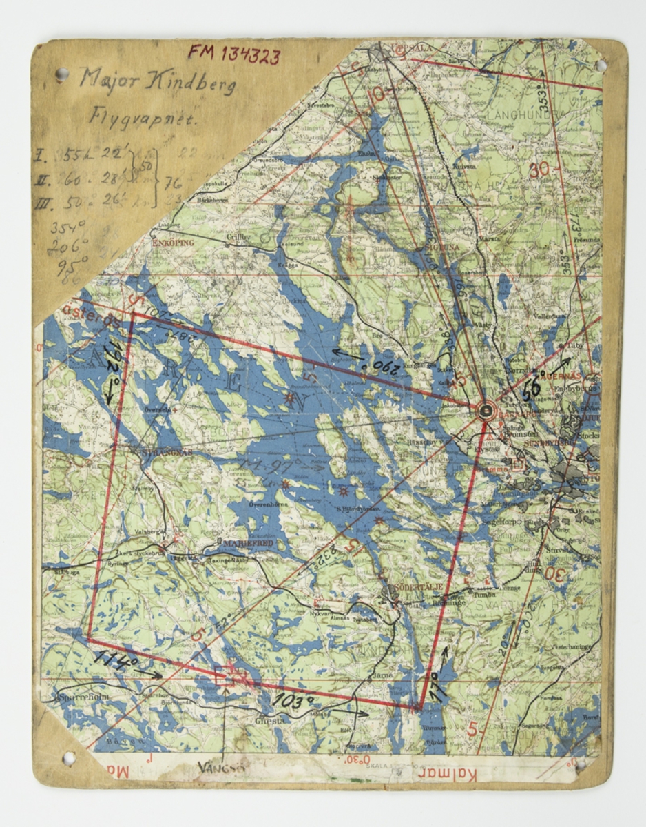 Karta över framförallt Mälaren på ena sidan och Stockholms skärgård på den andra.  Kartorna är limmad på båda sidor av en kryssfanerskiva.