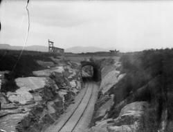 Jernbaneanlegg. Tunnel ved gården Bø litt nord for Hoppestad