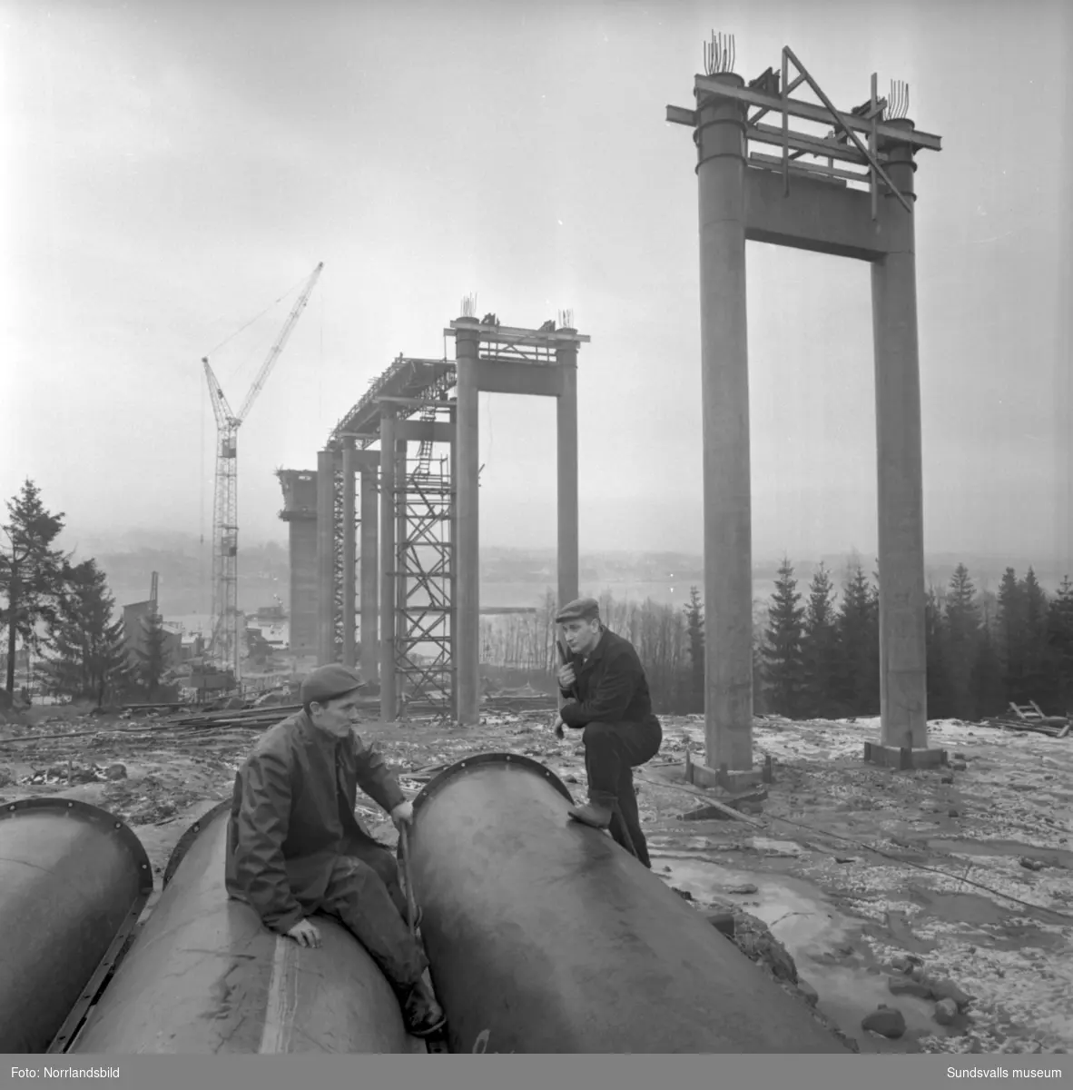 Bygget av Alnöbron är påbörjat.