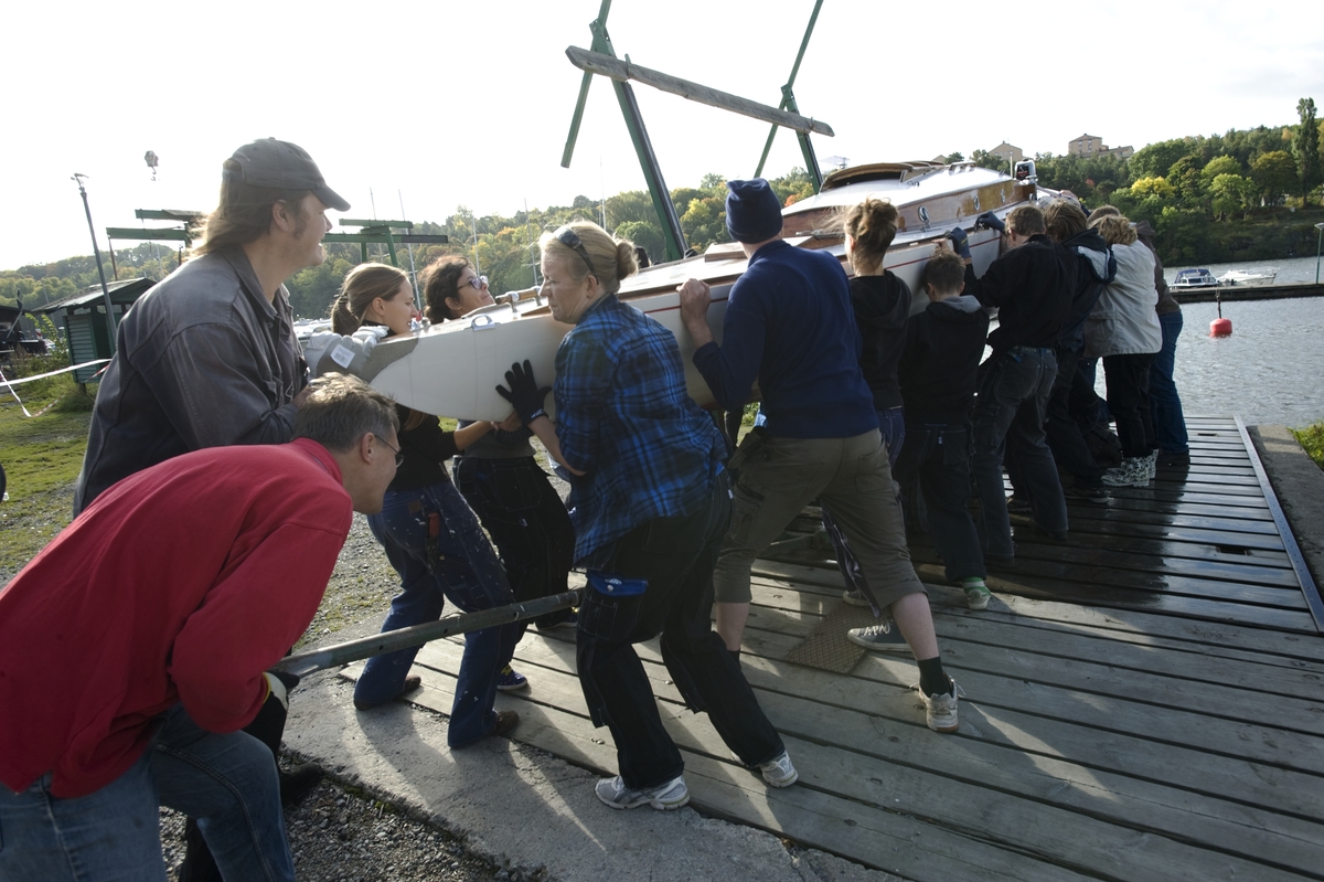 Båtupptagning på gammalt traditionellt vis, med handkraft, på Årstavikens SS vid Eriksdalsbadet 26 september 2009