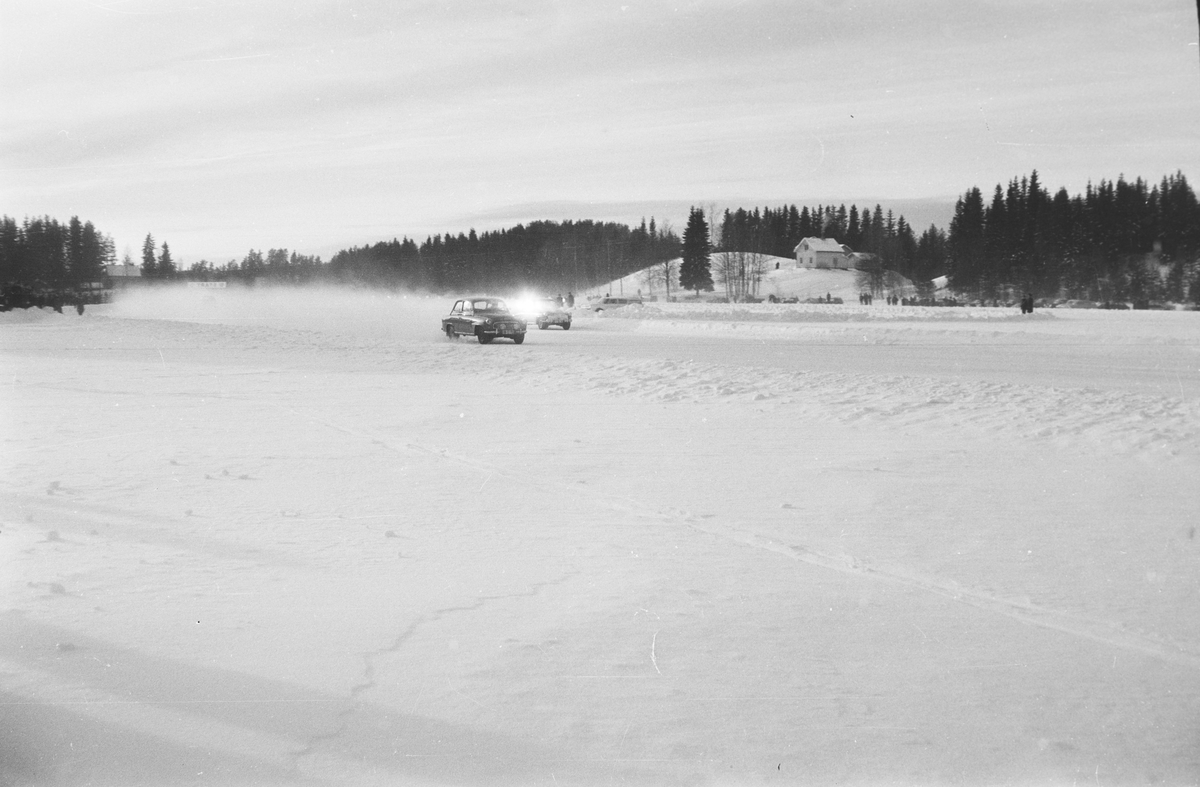 Billøp på Lisjøen i februar 1963.
 Elverum.
Edward Gjølberg og Rolf Thingwall. Begge Oslo.