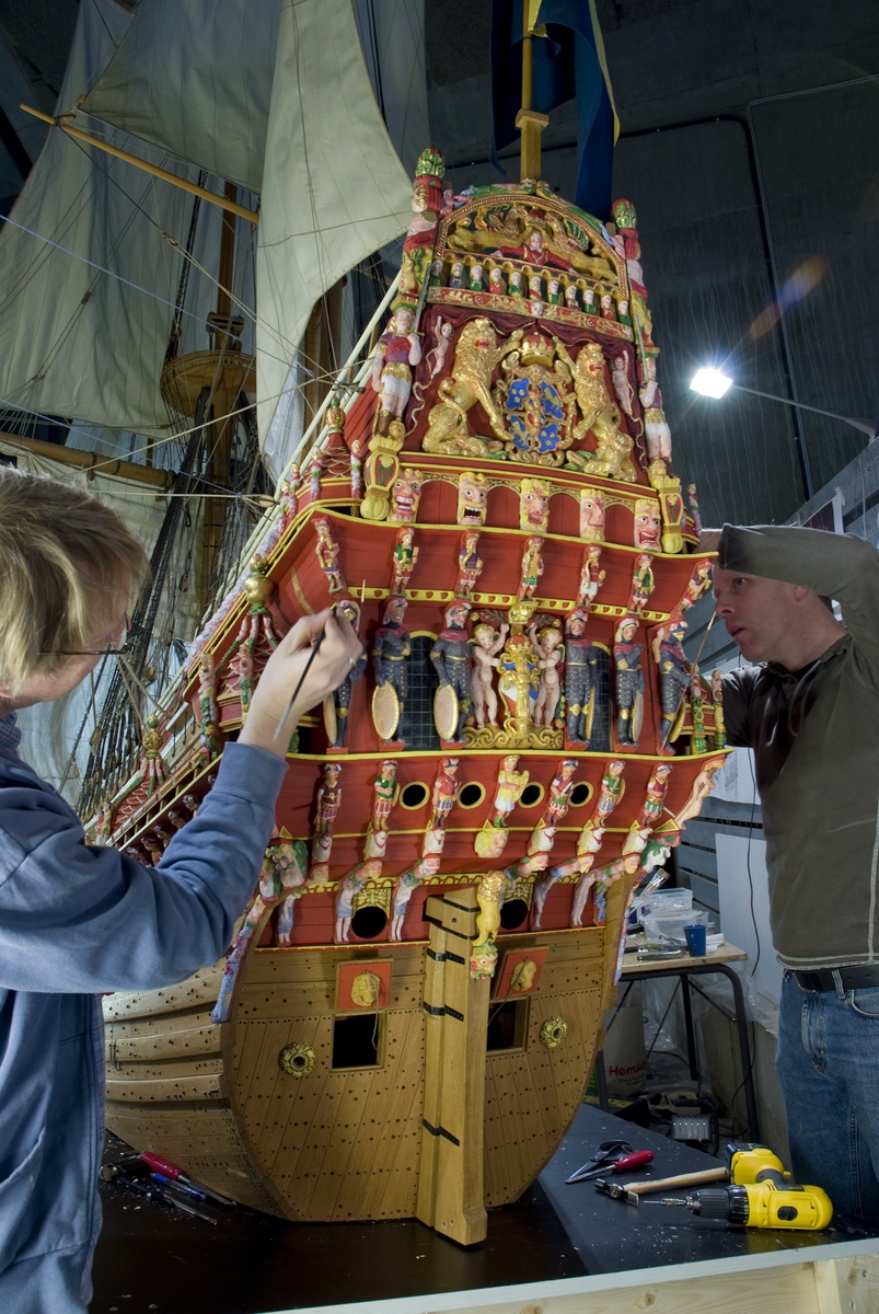 Modellbyggarna Stefan Bruhn och Jan Claesson målar skulpturerna på Vasa-modellen.