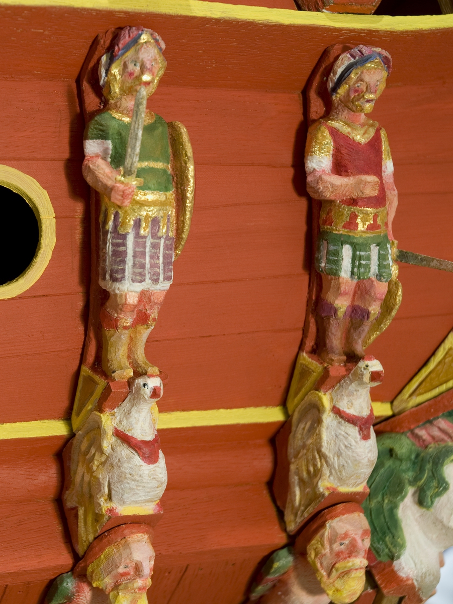 Skulpturer på Vasa-modellen efter målning.