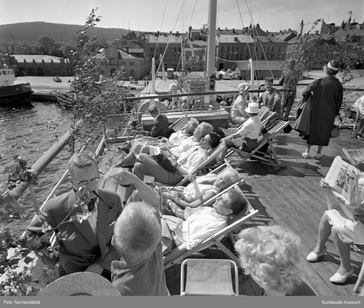Båten Ragne är lövad och redo för avfärd från Sundsvalls hamn på midsommardagen 1960.